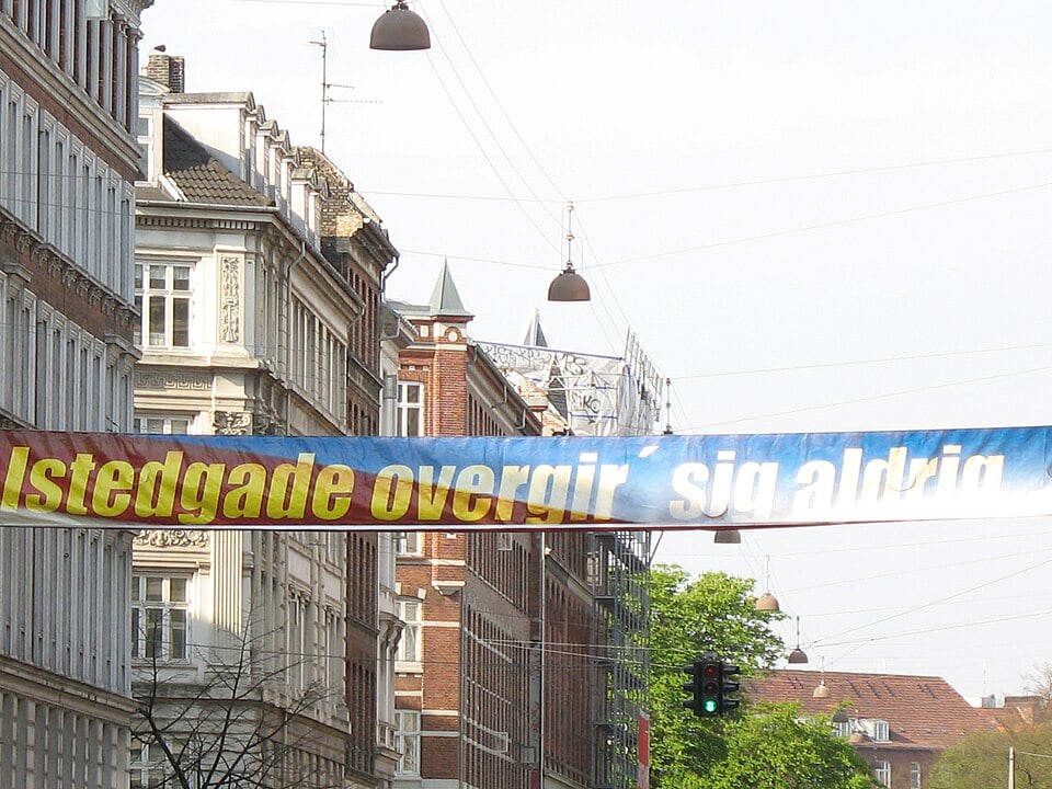 File:Istedgade overgiver sig aldrig.jpg