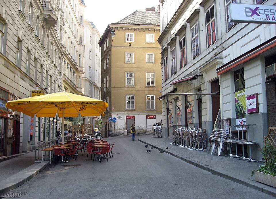 File:Wien Rabensteig Bermudadreieck.jpg