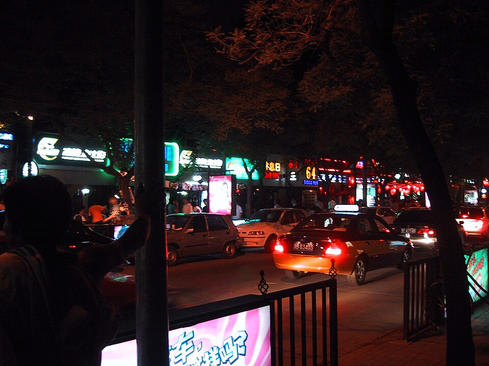 File:Sanlitun Night 2005.jpg